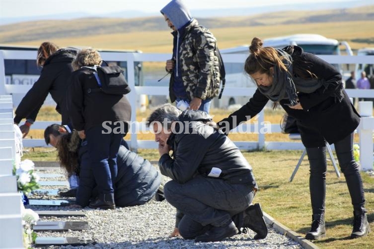 Familiares de 90 caídos en Malvinas les rindieron homenaje en el cementerio de Darwin
