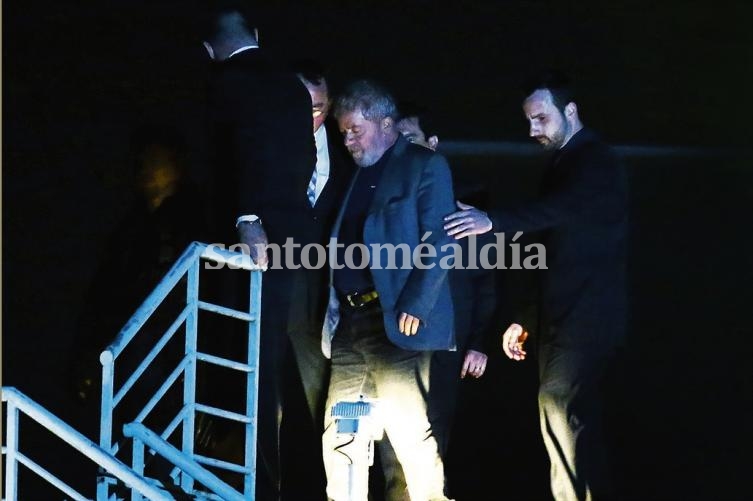 Lula se entregó a la policía y quedó preso en Curitiba