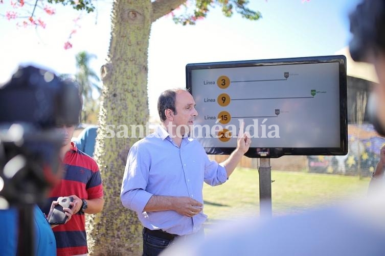 Corral presentó la nueva flota de la Línea 18