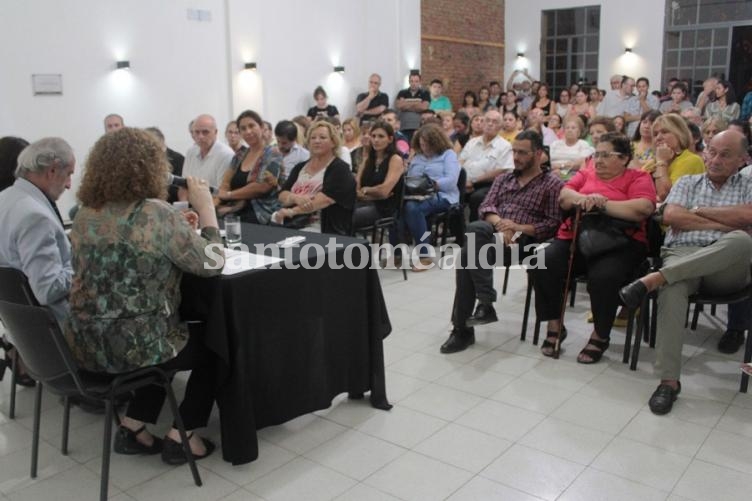Con un destacado marco de público se realizó la conferencia sobre la Reforma Constitucional.