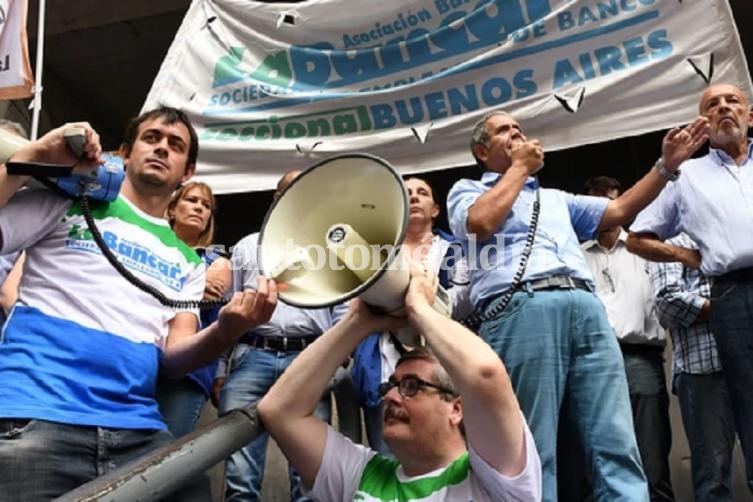 Los bancarios cerraron 15% de aumento con un bono y cláusula de actualización