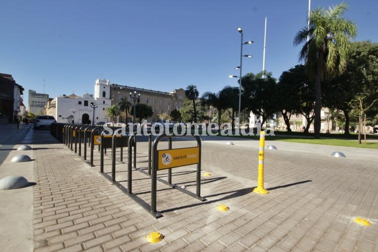 Los trabajos permitieron mejorar la calidad ambiental y devolverle la jerarquía de Plaza Cívica, priorizando la circulación y uso peatonal.