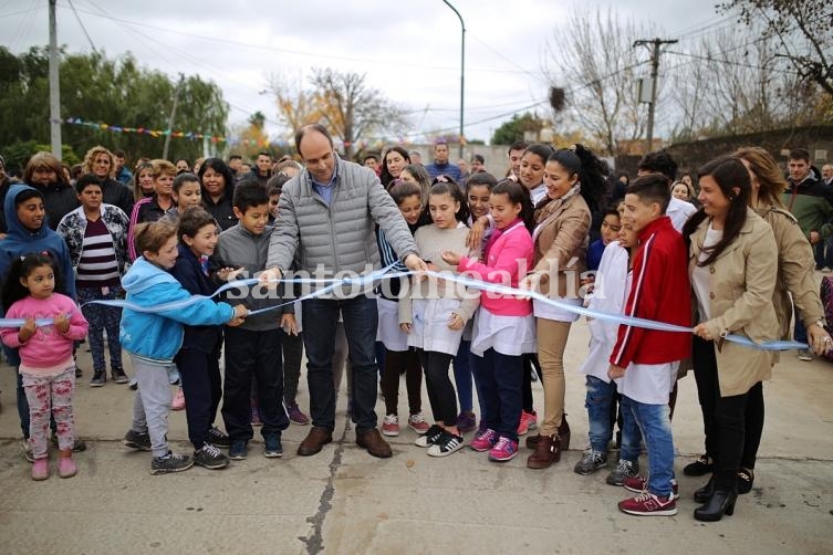 Corral inauguró el pavimento en Lavaisse entre Peñaloza y Blas Parera.
