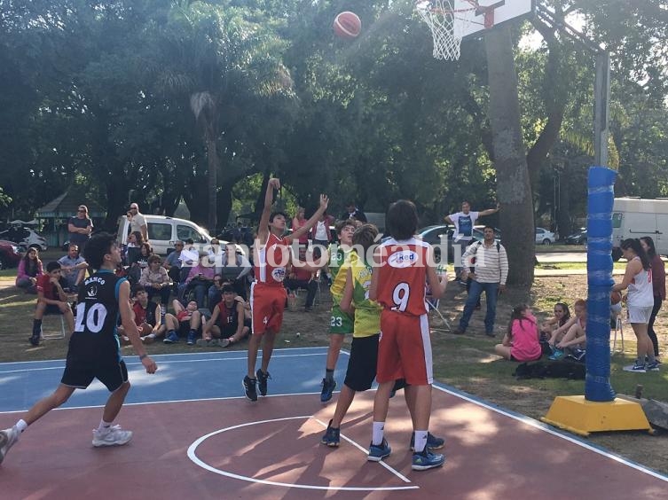 El básquet 3x3 copa los espacios públicos de Santa Fe