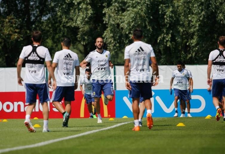 Higuaín por Agüero y un equipo con varios 