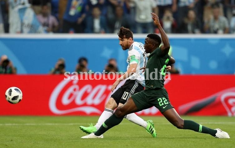 Messi define cruzado para el 1-0 parcial.