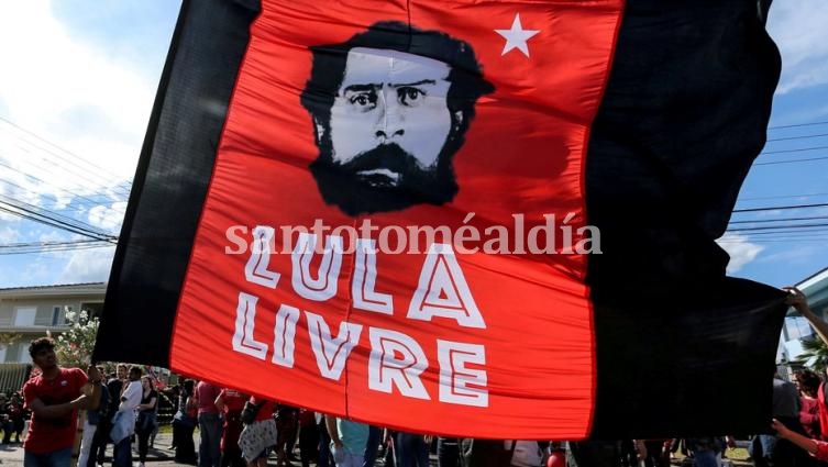 Partidarios de Luiz Inacio Lula da Silva flameando banderas que piden su libertad, este domingo en Curitiba. (Foto: REUTERS)