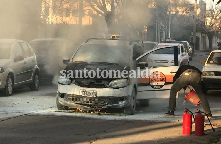 Un remis se incendió mientras circulaba por Gaboto y Luján.