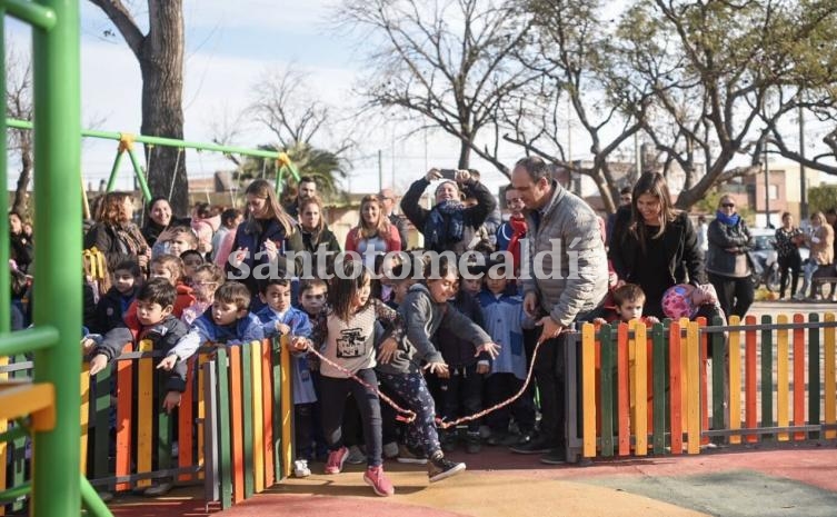 Corral inauguró la plaza junto a vecinos