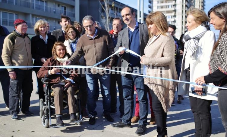 El intendente de Santa Fe junto a vecinos en la inauguración.
