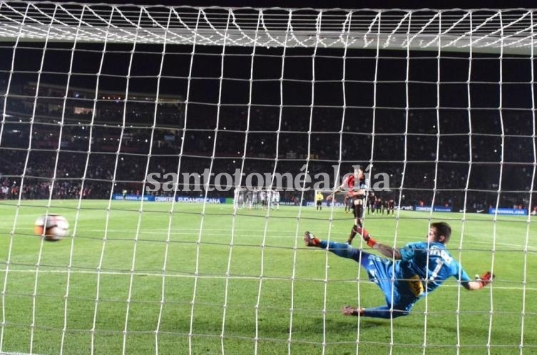 El penal de Ortiz tiene destino de gol y será historia juzgada entre Colón y San Pablo en el Cementerio de los Elefantes. (Foto: Prensa Colón)