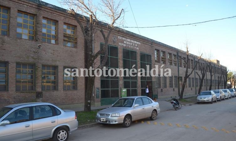 Detienen a un joven por daños en la Escuela 340