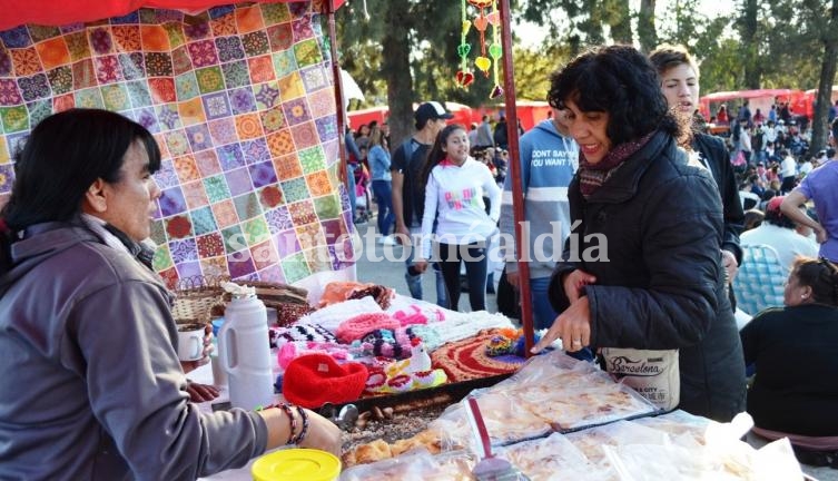Talleres de la economía social expusieron en la Feria de Artesanos del Río