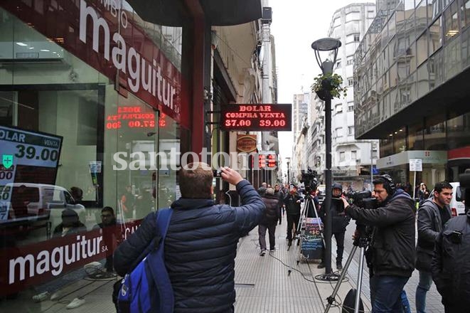 Sigue la megadevaluación: el dólar escala 14% al récord histórico de $ 39,33