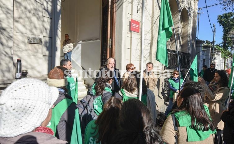 Bayúgar abandona el Ministerio de Trabajo tras realizar la denuncia.