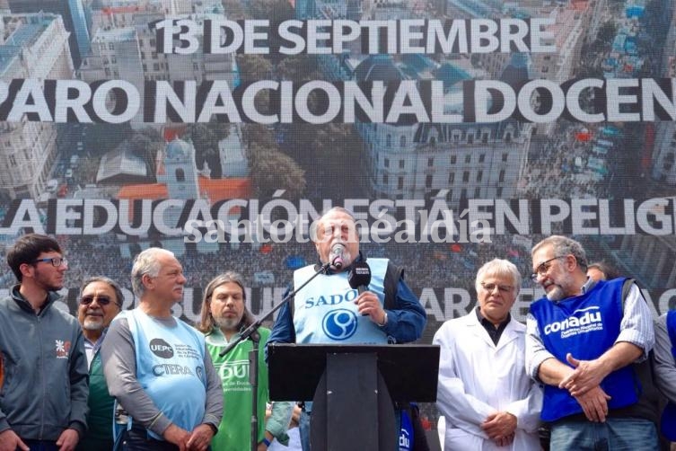 Pedro Bayúgar, durante el acto frente al Congreso.