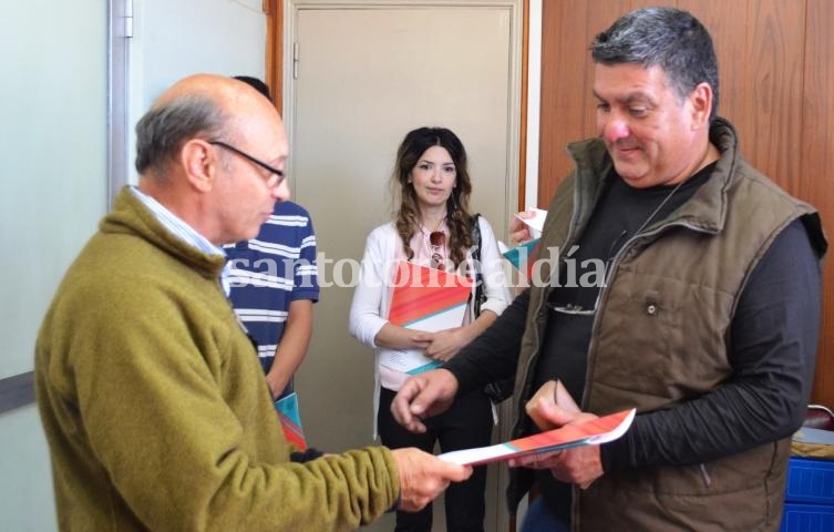 Entrega de aportes a pequeños emprendedores locales