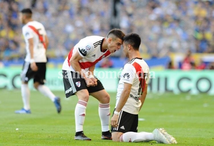 Piti Martínez celebra de rodillas el tanto que abrió el clásico.