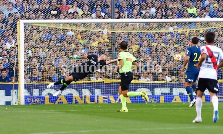 Nada que hacer para Rossi, arquero de Boca, tras el bombazo del Pity Martínez.