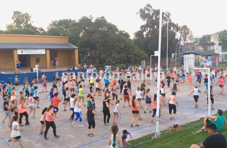 Martes y jueves habrá clases de baile en el playón municipal. (Foto de archivo)