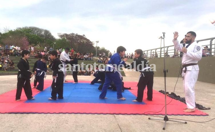 Exhibición de jiu Jitsu en el anfiteatro.