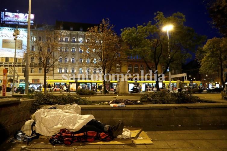 Hungría prohíbe a los sin techo dormir en la calle