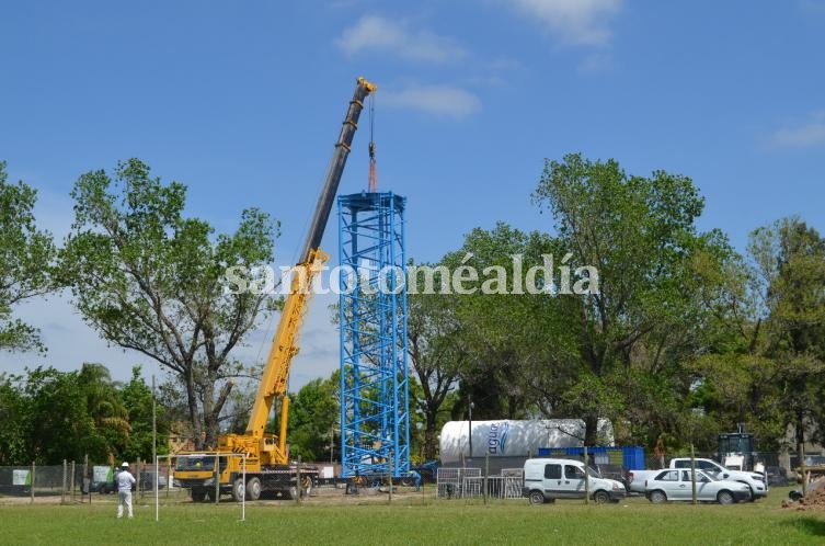 La torre de 17 metros y el tanque -posteriormente colocado-, fueron instalados en Altos del Sauce. (Foto: Gentileza Comuna de Sauce Viejo)