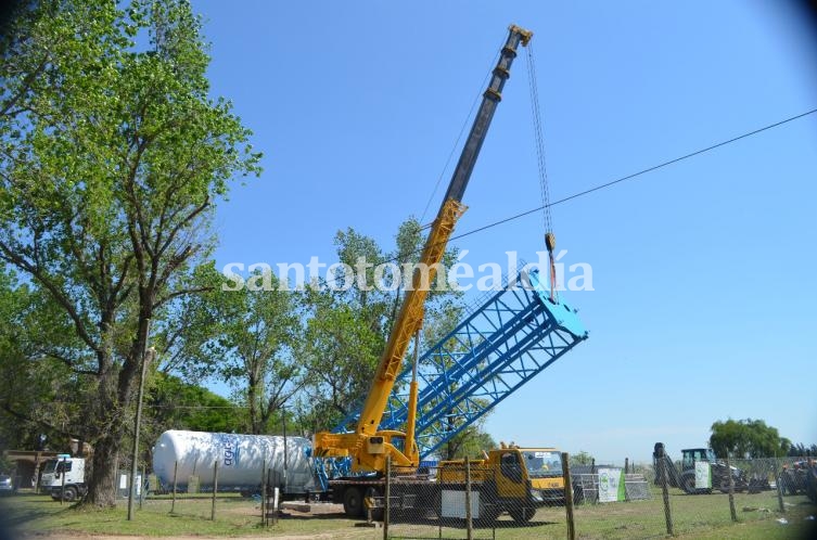 La torre y el tanque fueron instalados en un terreno ubicado en Austria y Portugal. (Foto: Gentileza Comuna de Sauce Viejo)