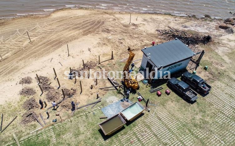 Comenzaron a instalar los paradores en las playas de Santa Fe