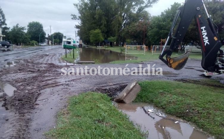 Sauce Viejo: Calles anegadas y ramas caídas por la tormenta