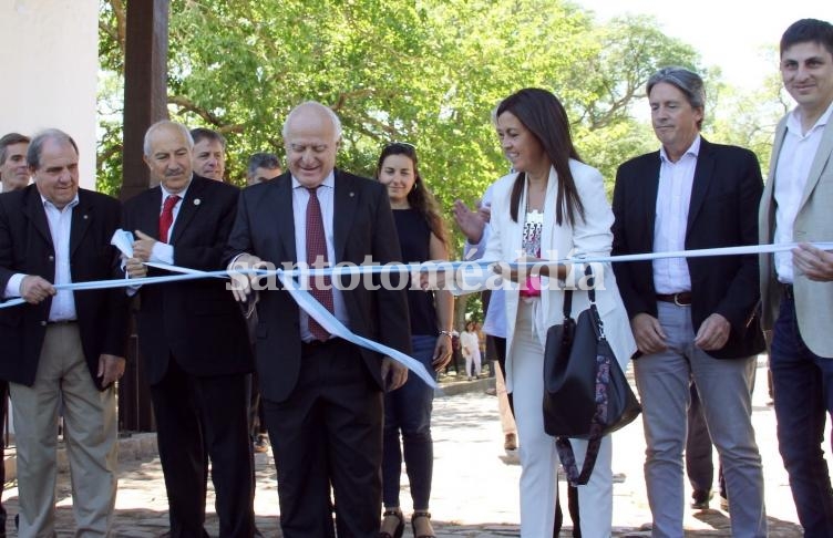 Lifschitz encabezó el acto por el 445° aniversario de la fundación de la ciudad de Santa Fe. (Foto: Secretaría de Comunicación Social)