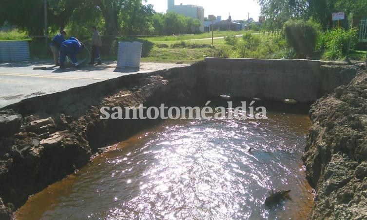 En marcha la reparación del socavón en la Ruta 11, a la altura del ingreso al balneario Don Roque. (Foto: Comuna de Sauce Viejo)