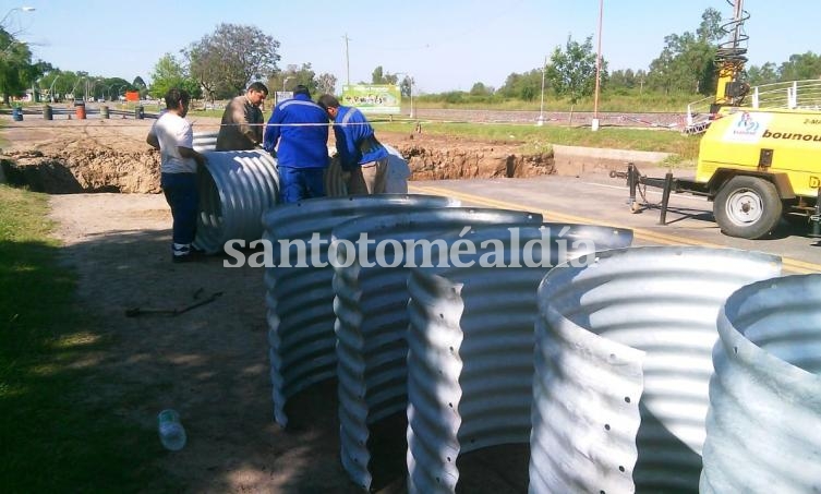 La Comuna de Sauce Viejo y Vialidad iniciaron los trabajos de reparación del socavón en la Ruta 11, a la altura del ingreso al balneario Don Roque. (Foto: Comuna de Sauce Viejo)