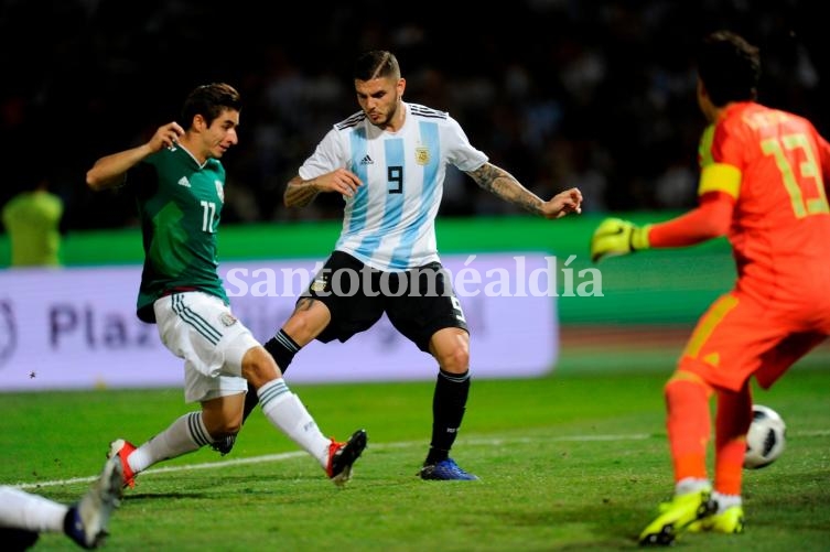 Brizuela se interpone cuando Icardi se disponía a convertir y marca, contra su propio arco, el 2-0 final. (Foto: Olé)