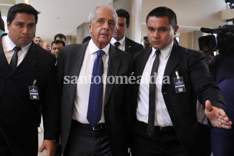 El presidente de River durante su viaje a la sede de Conmebol, en Paraguay. (Foto: Clarín)