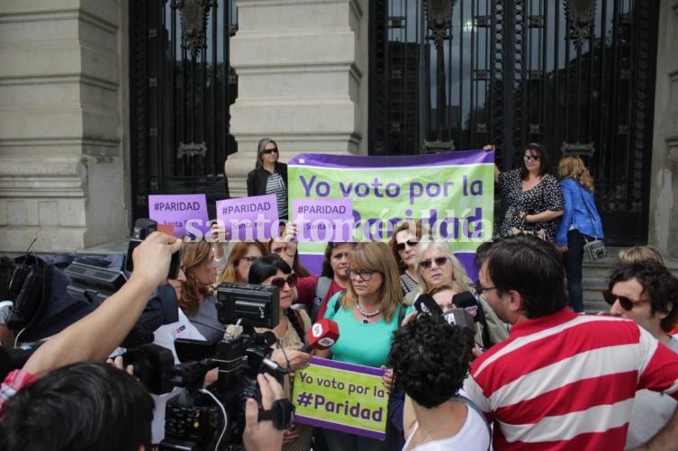 El jueves hubo una marcha desde Tribunales hasta la Legislatura pidiendo por la sanción de la Ley de Paridad. (Foto: Twitter)