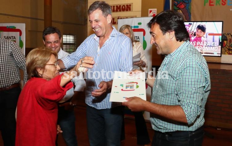 entregaron 14 escrituras a familias del barrio. (Foto: Secretaría de Comunicación Social)