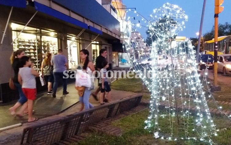 Por las fiestas, permiten extender el horario comercial y exceptúan el descanso dominical