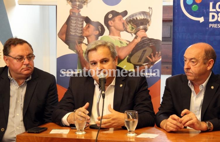 El ministro Farías toma la palabra durante la presentación. (Foto: Secretaría de Comunicación Social).