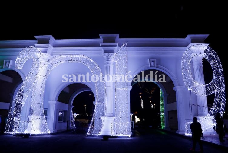 La plaza Soho en Sharm el-Sheik, en el Mar Rojo egipcio, iluminada para fin de año. (Infobae)