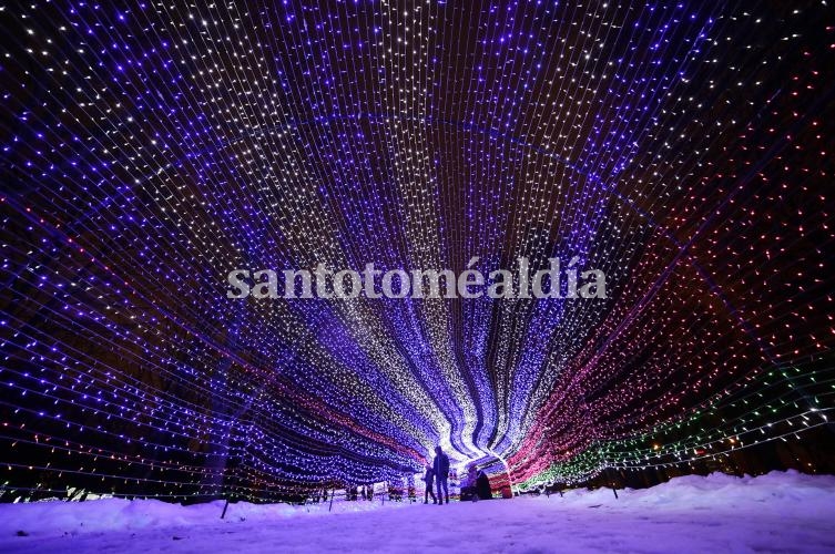 Una escultura de luces en Minsk, Bielorrusia. (Infobae)