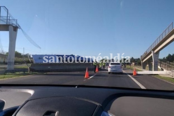 Un camión no calculó la altura y derribó un puente peatonal en Ruta 2