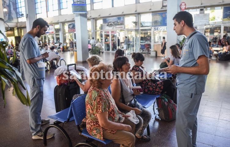 El Municipio de Santa Fe realiza una campaña de prevención del dengue en la terminal de ómnibus. (Foto: Municipalidad de Santa Fe)