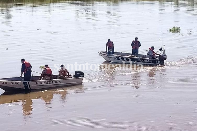 Continúan buscando al taxista que se arrojó con su auto al río Coronda