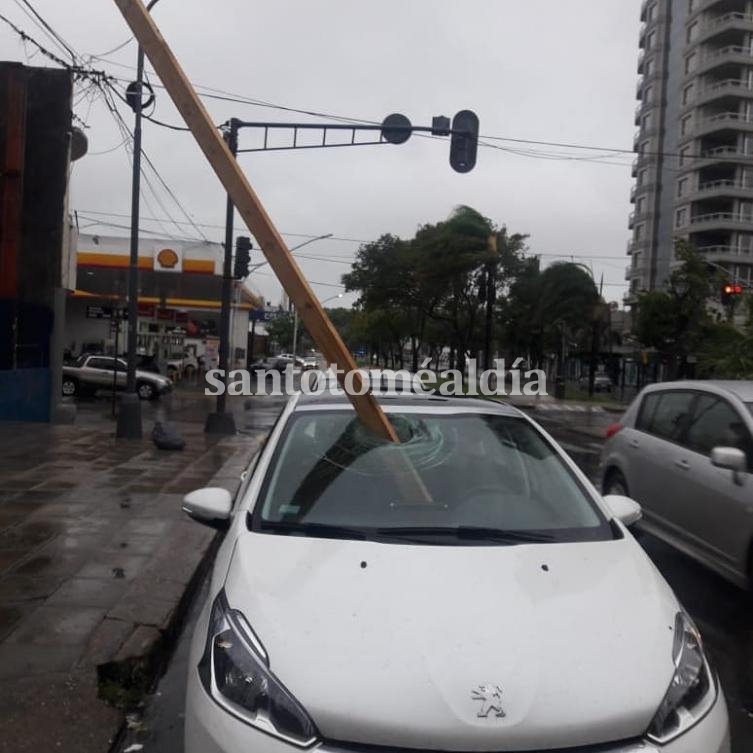 Santa Fe: una viga de una obra y atravesó el parabrisas de un auto en marcha