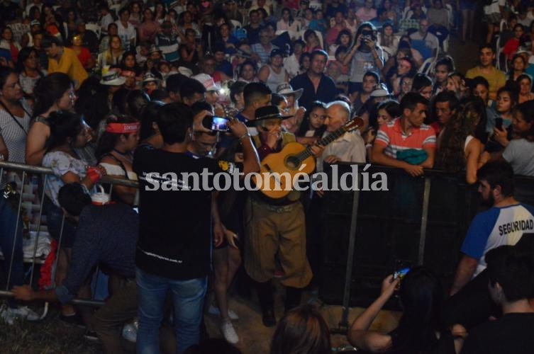 Orlando Vera Cruz y la gente, una postal del Festival del Pescador. (Comuna de Sauce Viejo)