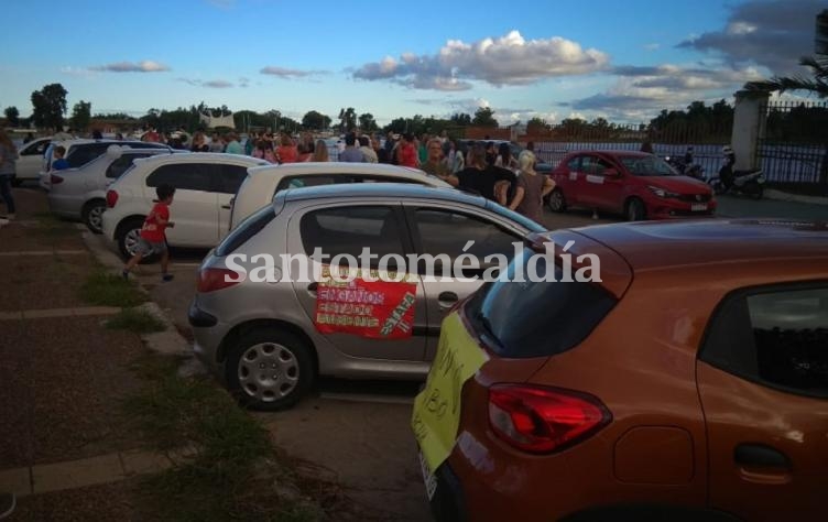 Vecinos se congregaron en la costanera de Santa Fe para reclamar por los aumentos en las cuotas de los planes de autoahorro.