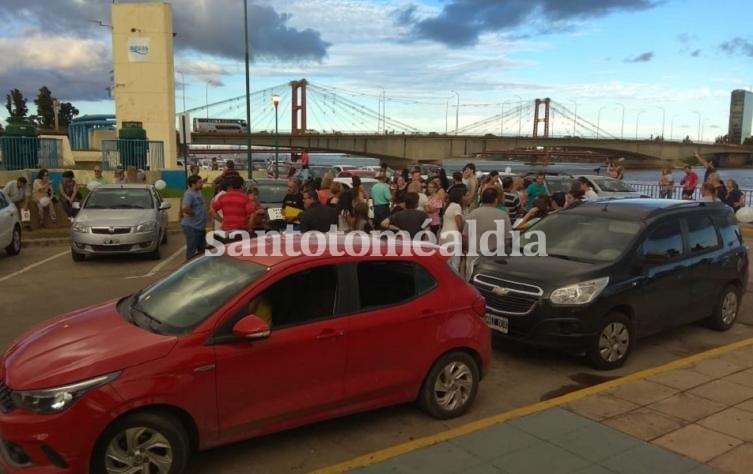 Vecinos se congregaron en la costanera de Santa Fe para reclamar por los aumentos en las cuotas de los planes de autoahorro.