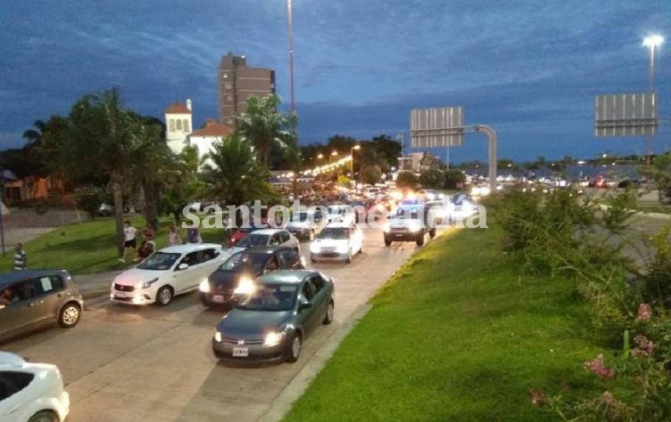 Vecinos se congregaron en la costanera de Santa Fe para reclamar por los aumentos en las cuotas de los planes de autoahorro.