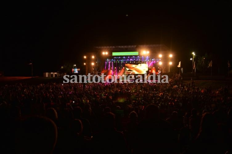 Una multitud disfrutó de la segunda noche del Festival del Pescador. (Foto: Comuna de Sauce Viejo)